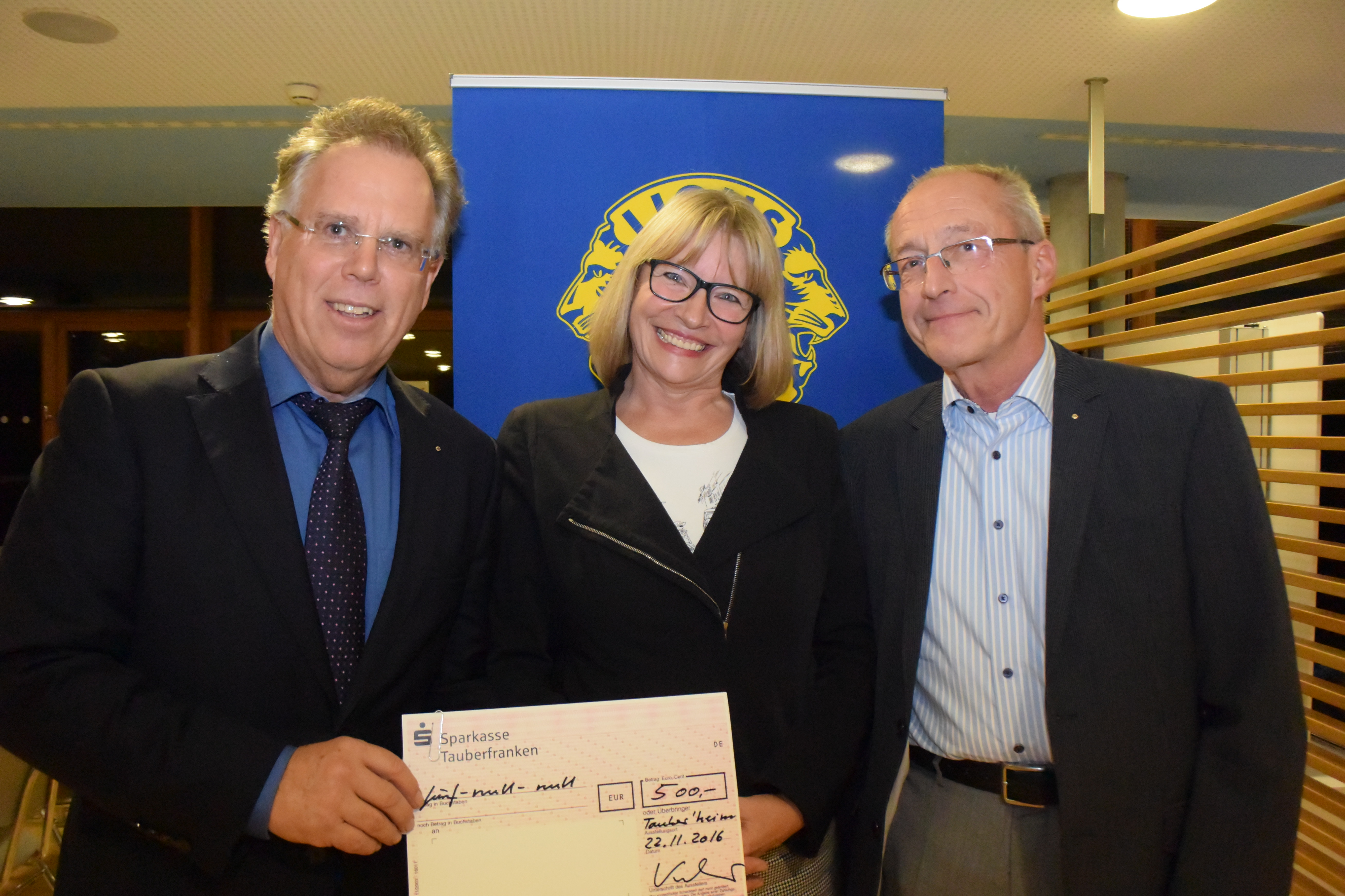 Lionspräsident Reinhard Frank (li) mit Anita Bart (Sambia Hilfe) und Pastpräsident Hänsjörg Eisele (re)