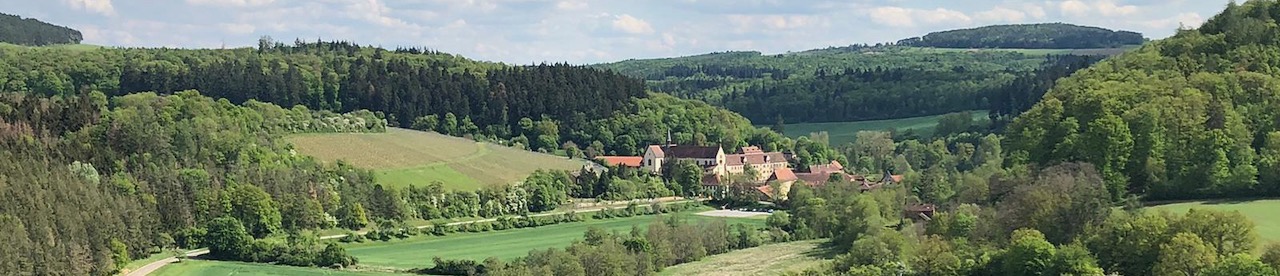 Blick ins Taubertal mit dem Kloster Bronnbach