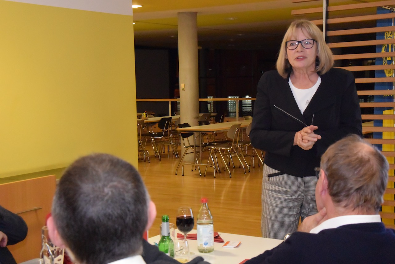 Frau Anita Bartsch mit Lionspräsident Hansjörg Eisele