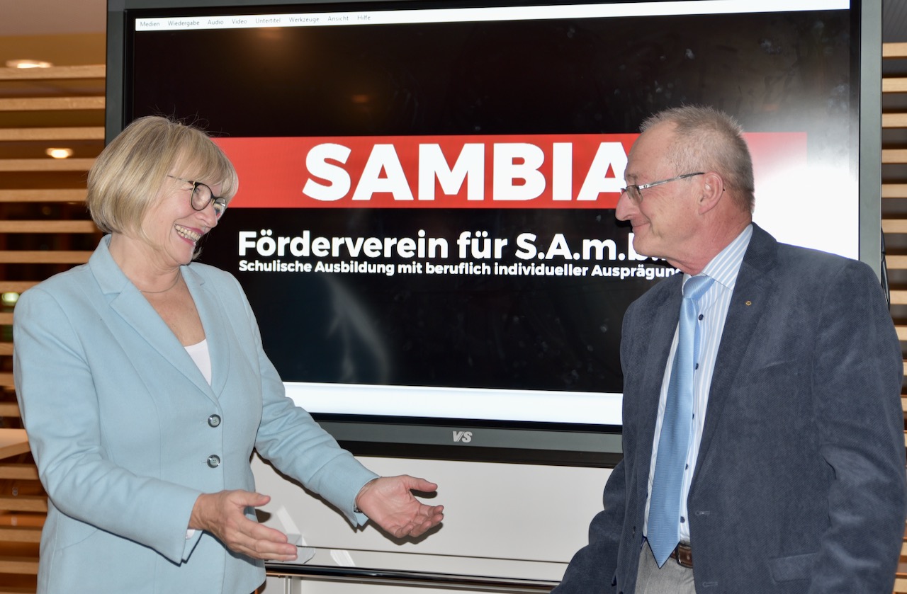 Anita Bartsch von der S.A.M.B.I.A Hilfe (li.) bedankt sich bei Lions Präsident Hansjörg Eisele (re.)