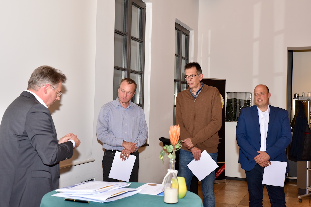 Lionspräsident Florian Haase begrüßt die neuen Mitglieder des Lions Club Tauberbischofsheim und übergibt die Lions-Nadel. (v.li.n.re.: Michael Arndt, Claus Schott und Frank Stephan)