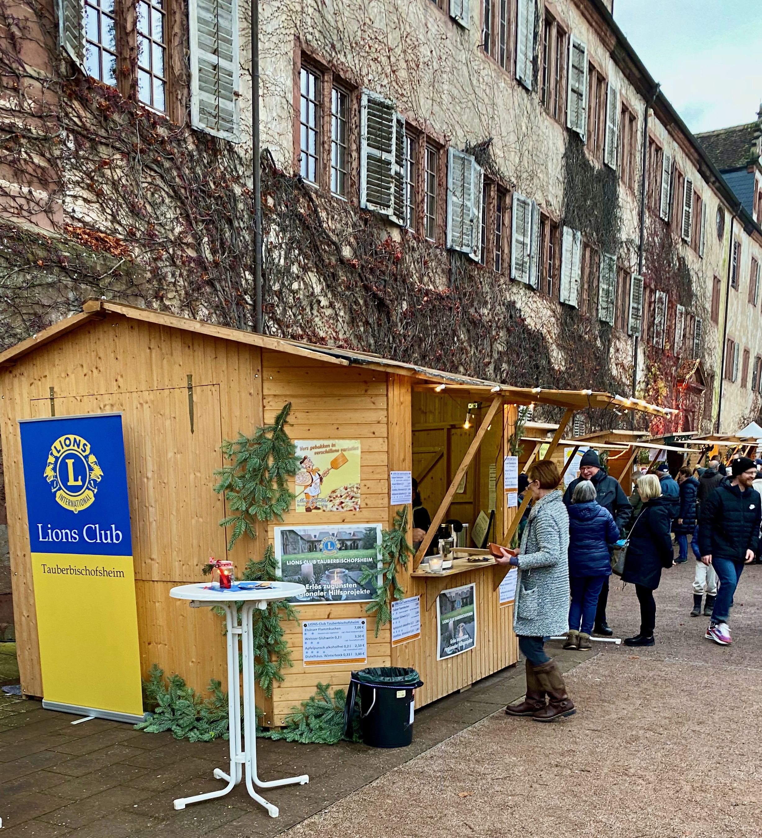 Der Stand des Lions Club Tauberbischofsheim vor den Klostermauern in Bronnbach